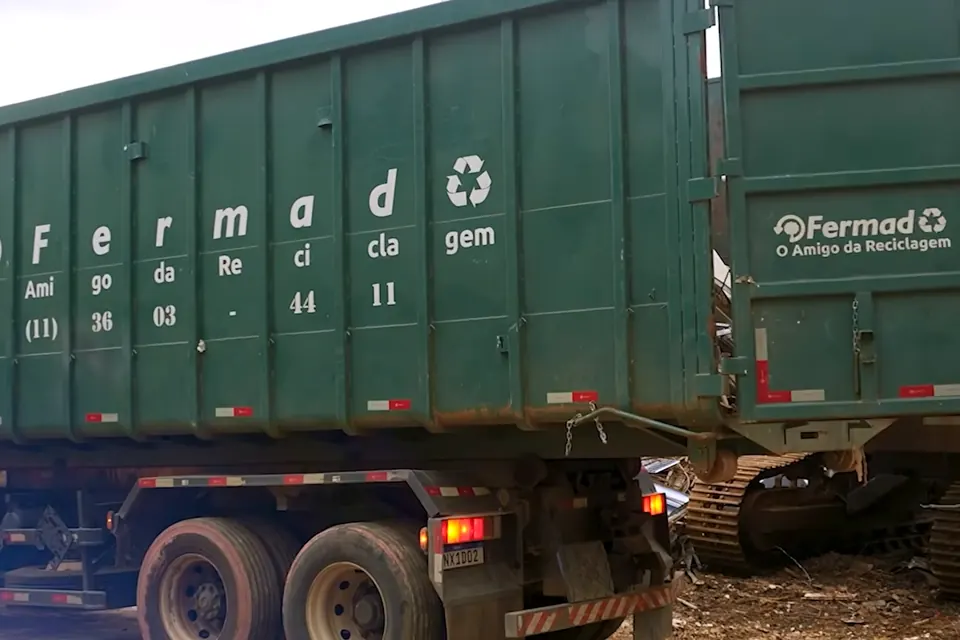 Caçamba roll-on da Fermad em operação
