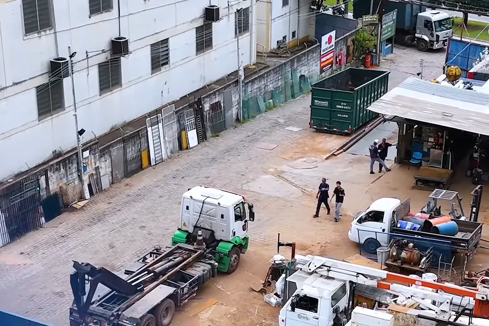 Frota da Fermad no pátio em Osasco